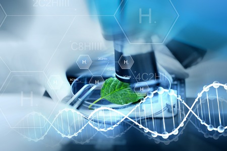 La ciencia, la química, la biología y la gente concepto - cerca de la mano científico con el microscopio y la hoja verde que hace la investigación en laboratorio durante fórmula química de hidrógeno y estructura de la molécula de ADN Foto de archivo - 53627992