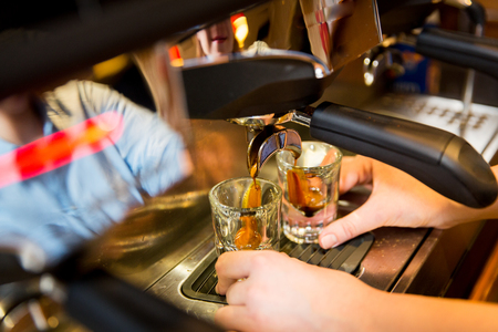 restaurantküchenausrüstungsliste 58626932 ausrüstung kaffeestube leute und technologiekonzept nah oben von der frau die kaffee durch espressomaschine an cafébar oder getränke und nah oben von der restaurantküchenausrüstungsliste 58626932 ausrüstung kaffeestube leute und technologiekonzept nah oben von der frau die kaffee durch espressomaschine an cafébar oder getränke und nah oben von der