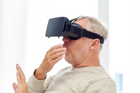 Imagen obtenida de: https://us.123rf.com/450wm/dolgachov/dolgachov1702/dolgachov170201022/71148779-anciano-en-casco-de-realidad-virtual-o-gafas-3d.jpg?ver=6