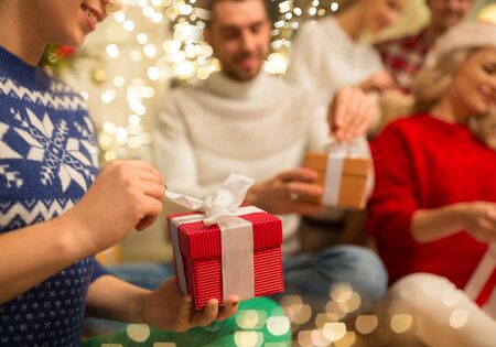 クリスマスプレゼントを開く友人のクローズアップ の写真素材 画像素材 Image