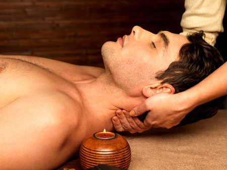 Massage: Массажист делает массаж шеи на человека в спа-салоне. LANG_EVOIMAGES