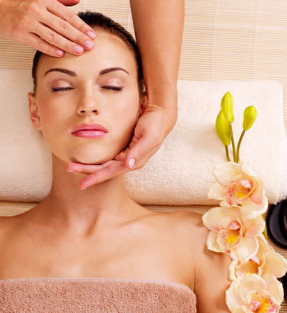 Massage: Массажист делает массаж головы взрослой женщины в спа салон LANG_EVOIMAGES