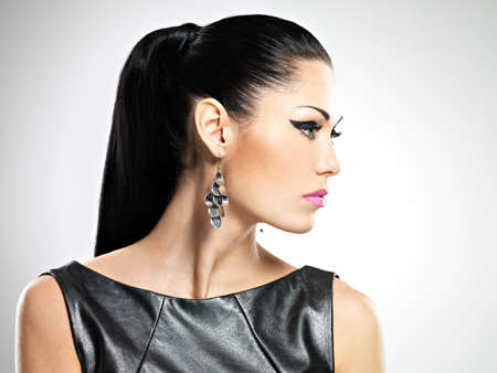 プロファイル グラマーメイク ファッション目で美しいセクシーな女性の顔と髪型を光沢します スタジオで白人の大人の女の肖像 の写真素材 画像素材 Image