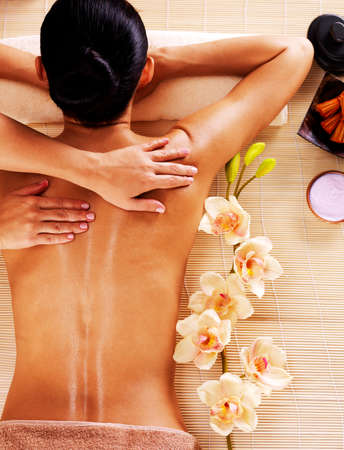 Massage: Взрослая женщина в спа салон имеющий тела расслабляющий массаж.