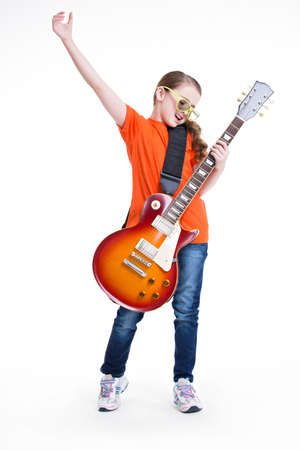 かわいい女の子は明るい感情 白い背景で隔離のアコースティック ギターを果たしています の写真素材 画像素材 Image かわいい女の子は明るい感情 白い背景で隔離のアコースティック ギターを果たしています の写真素材 画像素材 Image