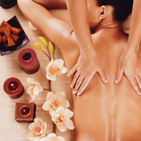 Massage: Массажист делает массаж на женщину обратно в спа-салоне LANG_EVOIMAGES
