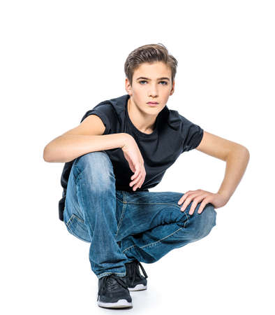 スタジオでポーズ十代のハンサムな男の写真 かわいいかなり十代の男の子のファッションの肖像画 の写真素材 画像素材 Image