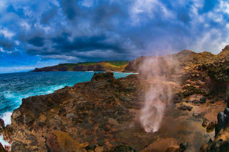 マウイ島の海岸線 ハワイ 米国に太平洋の波から引き起こされるブロー穴から吹き出す水します の写真素材 画像素材 Image