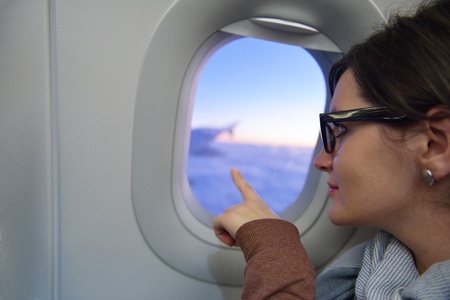MI BLOC, QUE NO BLOG - Página 19 21867445-feliz-mujer-joven-turista-est-sentado-en-la-ventana-mirando-avi-n-y-viajar-a-las-vacaciones-de-veran