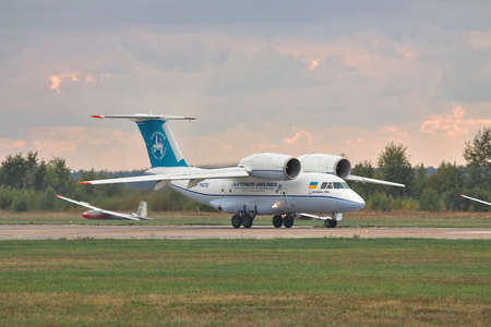 アントノフ 74 を貨物飛行機はフライトの後エプロンに駐機キエフ地域 ウクライナ 10 年 10 月 2 日 の写真素材 画像素材 Image