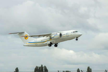 背景に青く澄んでキエフ地域 ウクライナ 11 年 6 月 9 日 Tu 4 300 A 旅客機が着陸します の写真素材 画像素材 Image