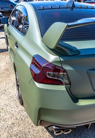 ダークテールライトとスポイラー付きマットグリーン車 南カリフォルニア夏17のカスタムカー の写真素材 画像素材 Image