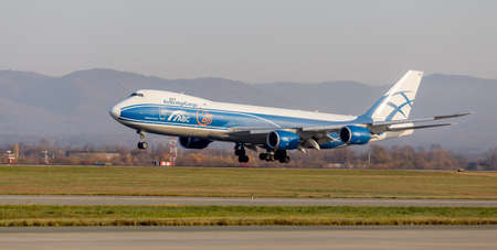 エアブリッジカーゴボーイング747-8F登録VQ-BLR。シェレメーチエヴォ国際空港で飛行機の離陸または着陸。交通、観光、旅行のコンセプト。モスクワ地方、ロシア-2019年10月28日の写真素材・画像素材  Image 185088341