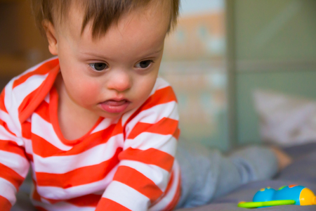 ダウン症の男の子のかわいい赤ちゃんの肖像画 の写真素材 画像素材 Image