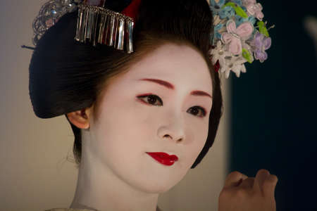 舞妓さん京都渡月橋で日本します。 の写真素材・画像素材. Image 14138621.