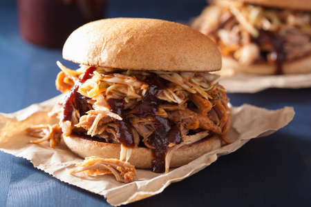 grilled pork: tự làm bánh burger thịt lợn kéo với xà lách trộn và bbq sốt