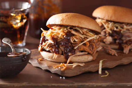 grilled pork: tự làm bánh burger thịt lợn kéo với xà lách trộn và bbq sốt