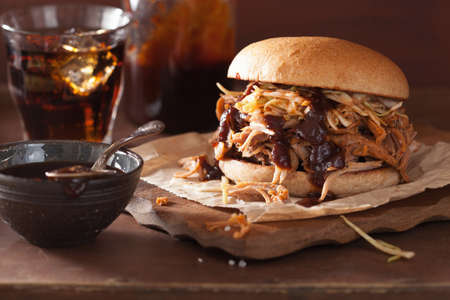 grilled pork: tự làm bánh burger thịt lợn kéo với xà lách trộn và bbq sốt