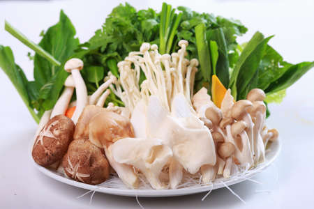 白い背景の上の鍋のキノコ キャベツ ご飯の春雨と野菜 の写真素材 画像素材 Image 白い背景の上の鍋のキノコ キャベツ ご飯の春雨と野菜 の写真素材 画像素材 Image