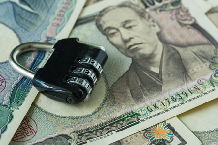 セレクティブ フォーカスを保持しているミニチュア図幸せな男に風船の金融投資 安全な避難所概念として光沢のある金塊に立っています の写真素材 画像素材 Image 86441115