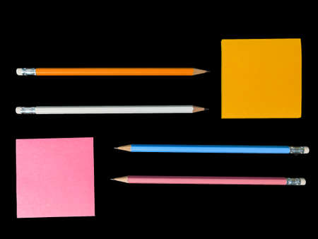 オレンジとピンクのポストノートまたは黒の背景にオレンジ ピンク 青 白のアパレルで黒の頭の鉛筆でそれを投稿します の写真素材 画像素材 Image