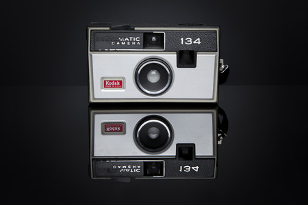 コダック インスタマ チック 134 カメラは このカメラは 1968年 1971 年から販売された 126 フィルムを取った 25 のためにリテール黒反射面の上に座っている 50 米ドル の写真素材 画像素材 Image コダック インスタマ チック 134 カメラは このカメラは 1968年 1971 年から販売された 126 フィルムを取った 25 のためにリテール黒反射面の上に座っている 50 米ドル の写真素材 画像素材 Image