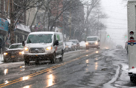 BRONX, NEW YORK-enero 7: Automóviles en una tormenta de nieve. Tomada el 7 de enero de, 2017 de Nueva York. Foto de archivo - 71115848