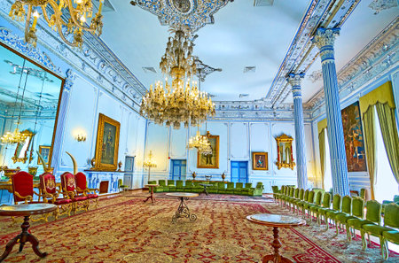 テヘラン イラン 2017 年 10 月 11 日 10 月 11 日 テヘランでペルシャの高貴な裁判所に外国の贈り物が飾らフィンガルの洞窟 ダイニング ルームの Talar E Adj アイボリー ホール のインテリア の写真素材 画像素材 Image 89297570