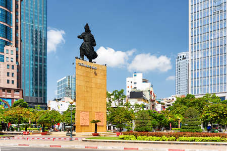 The landscape of Saigon: Tượng Trần Hưng Đạo ở Mê Linh Square của thành phố Hồ Chí Minh tại Việt Nam. Tượng đài của nhà lãnh đạo quân sự trên nền trời xanh. Hồ Chí Minh là một điểm đến du lịch nổi tiếng của châu Á.