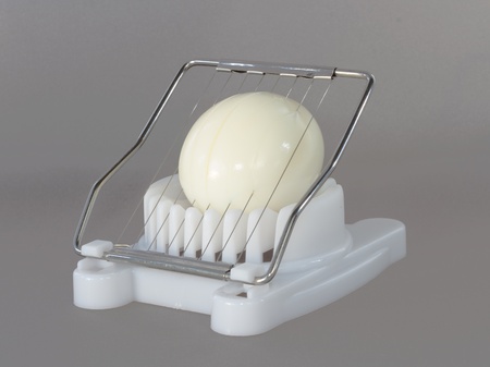 固ゆで卵の途中で白い卵スライサー の写真素材 画像素材 Image