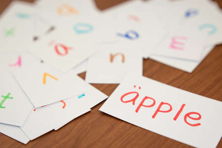 スウェーデン語 アルファベットのカード 翻訳で新しい単語を学習アップル の写真素材 画像素材 Image スウェーデン語 アルファベットのカード 翻訳で新しい単語を学習アップル の写真素材 画像素材 Image