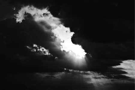 黒と白のモノクロ Cloudscape で劇的なパノラマ夕焼け空 の写真素材 画像素材 Image