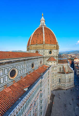 Katedra we florencji. bazylika di santa maria del fiore (bazylika świętej maryi kwiatu) we florencji we włoszech. architektura i punkt orientacyjny florencji. pejzaż florencji