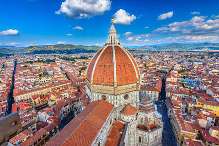 Katedra we florencji. bazylika di santa maria del fiore (bazylika świętej maryi kwiatu) we florencji we włoszech. architektura i punkt orientacyjny florencji. pejzaż florencji Zdjęcie Seryjne