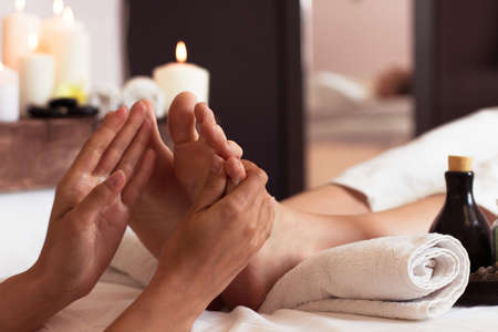 Massage: Массаж стопы человека в спа-салон - Мягкий фокус изображения