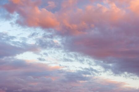 テクスチャ 背景 パターン 空は夕焼け 夜明けです 雲の色 赤 暗い青 オレンジ パステル色 夕暮れ時のロマンチックなパステルの空 動的な劇的な表現力豊かな雲と空 の写真素材 画像素材 Image