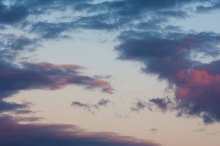 テクスチャ 背景 パターン 空は夕焼け 夜明けです 雲の色 赤 暗い青 オレンジ パステル色 夕暮れ時のロマンチックなパステルの空 動的な劇的な表現力豊かな雲と空 の写真素材 画像素材 Image