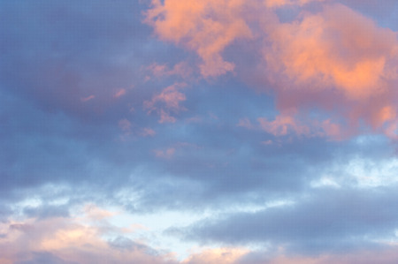 テクスチャ 背景 パターン 空は夕焼け 夜明けです 雲の色 赤 暗い青 オレンジ パステル色 夕暮れ時のロマンチックなパステルの空 動的な劇的な 表現力豊かな雲と空 の写真素材 画像素材 Image