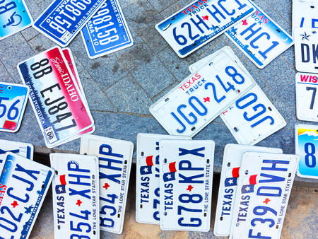 オデッサ ウクライナ 17 年頃 表示に世界中からライセンス番号自動 壁面に古いヨーロッパ車から車のナンバー プレートを廃止しました ヨーロッパの古いビンテージ アンティーク車のナンバー プレートの背景 の写真素材 画像素材 Image