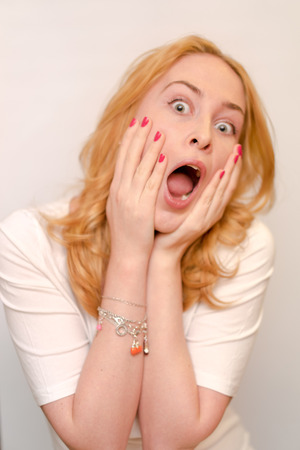 若いスリムな女性は何かにびっくりしました 恐怖の概念 の写真素材 画像素材 Image 若いスリムな女性は何かにびっくりしました 恐怖の概念 の写真素材 画像素材 Image
