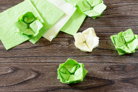 工芸品 紙の花スイレン 領域をコピーします 紙ナプキンと木製のテーブルの上の睡蓮 子どものアート プロジェクト 子供のための工芸品 の写真素材 画像素材 Image