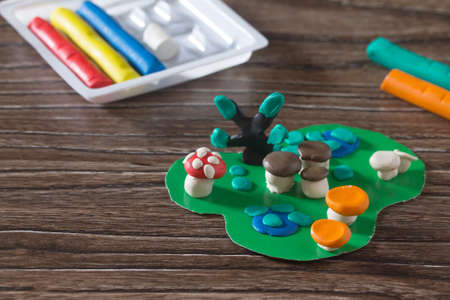 子を Sculpts 粘土キノコ木と紅葉 木製のテーブルの子供工芸用消耗品 子供のためのモデリング粘土アイデア 幼稚園や家庭での活動 の写真素材 画像素材 Image 子を Sculpts 粘土キノコ木と紅葉 木製のテーブルの子供工芸用消耗品 子供のためのモデリング粘土アイデア 幼稚園や家庭での活動 の写真素材 画像素材 Image