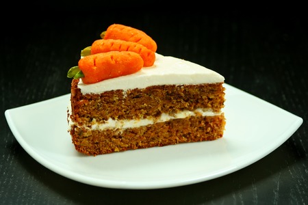 a carrot: miếng ngọt ngào của bánh cà rốt trên đĩa trắng