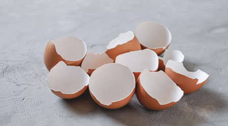 Coquille d'œufs sur une table de cuisine en béton