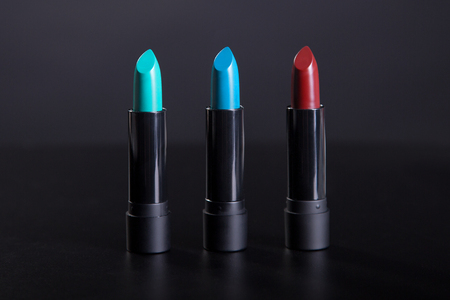 Lipstick: Đặt ba son môi tươi sáng, studio chụp trên nền đen Kho ảnh