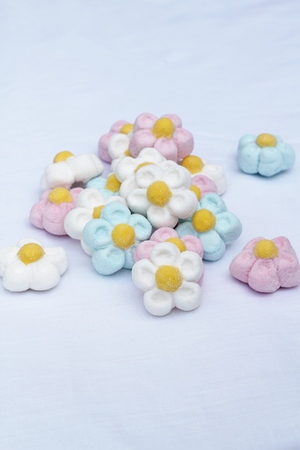 花の山形マシュマロ菓子 ピンク ブルーの Ans Whute 砂糖菓子の御馳走 の写真素材 画像素材 Image 7703