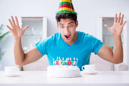 若い男一人で祝う誕生日自宅 の写真素材 画像素材 Image 4069 若い男一人で祝う誕生日自宅 の写真素材 画像素材 Image 4069