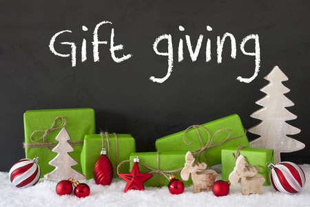 メリー クリスマスの英語のテキスト グリーン ギフトやクリスマス ツリー ムースまたは赤のクリスマス ツリーのボールのような装飾をプレゼント 雪を背景として黒セメント壁 の写真素材 画像素材 Image メリー クリスマスの英語のテキスト グリーン ギフトやクリスマス ツリー ムースまたは赤のクリスマス ツリーのボールのような装飾をプレゼント 雪を背景として黒セメント壁 の写真素材 画像素材 Image