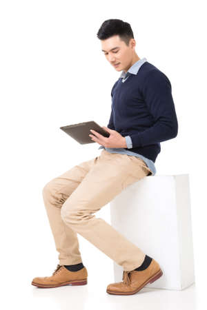 イケメン男性座るポーズ 白い背景で隔離完全な長さの肖像画 の写真素材 画像素材 Image