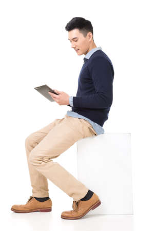 イケメン男性座るポーズ 白い背景で隔離完全な長さの肖像画 の写真素材 画像素材 Image
